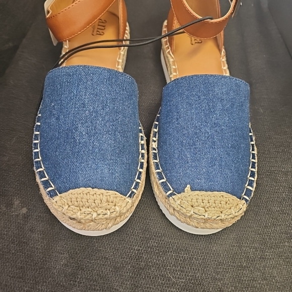 NIB a.n.a Women's Size 6.5 Carrie Denim Dressy Flat Sandals Crochet Accents - Picture 3 of 9